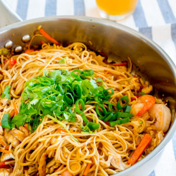 Asian-Style Egg Noodles Stir Fry (with Prawns and Chicken)